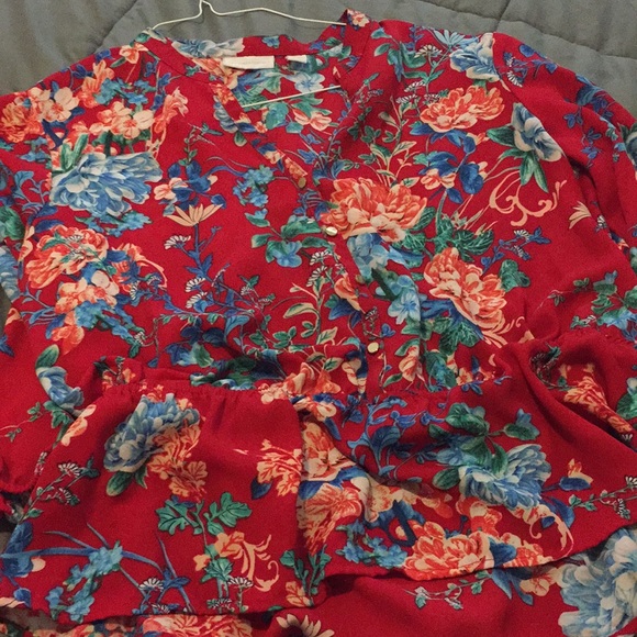 This is a beautiful red top. - Picture 2 of 3